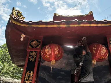 Warga keturunan Tionghoa membersihkan bangunan tempat berdoa di Vihara Buddha Dharma & 8 Pho Sat, Tajur Halang, Bogor, Jawa Barat, Minggu (23/1/2022). Jelang Tahun Baru Imlek, warga keturunan Tionghoa mulai mempersolek vihara dan klenteng. (merdeka.com/Iqbal S. Nugroho)