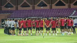 Skuad Timnas Indonesia U-19 melakukan briefing sebelum memulai latihan terbuka perdana di Lapangan THOR, Surabaya, Kamis (11/7/2024) sebagai persiapan akhir menghadapi ajang Piala AFF U-19 2024 yang akan berlangsung pada 17-19 Juli 2024. (Bola.com/Aditya Wany)