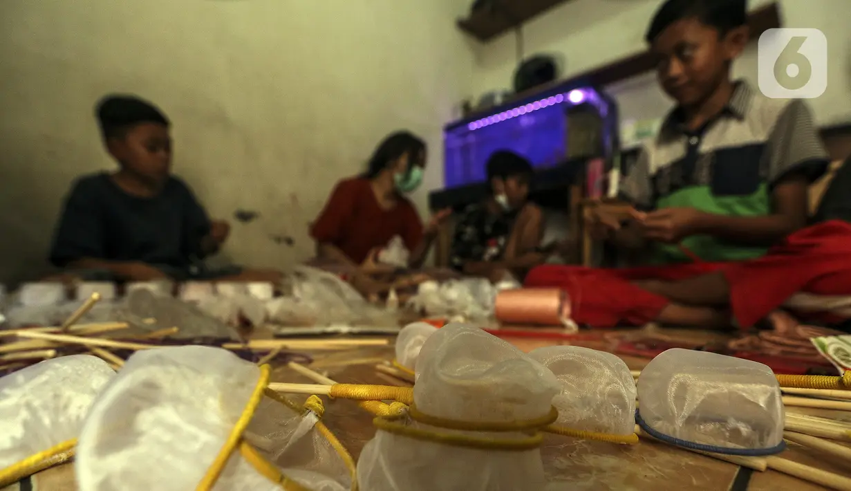 Serokan ikan cupang yang dibuat anak-anak terlihat di rumah kontrakan Udin, Sukabumi Selatan, Jakarta Barat, Selasa (22/12/2020). Anak-anak yang ikut bekerja membuat serokan ikan cupang diberi uang jajan. (Liputan6.com/Johan Tallo)