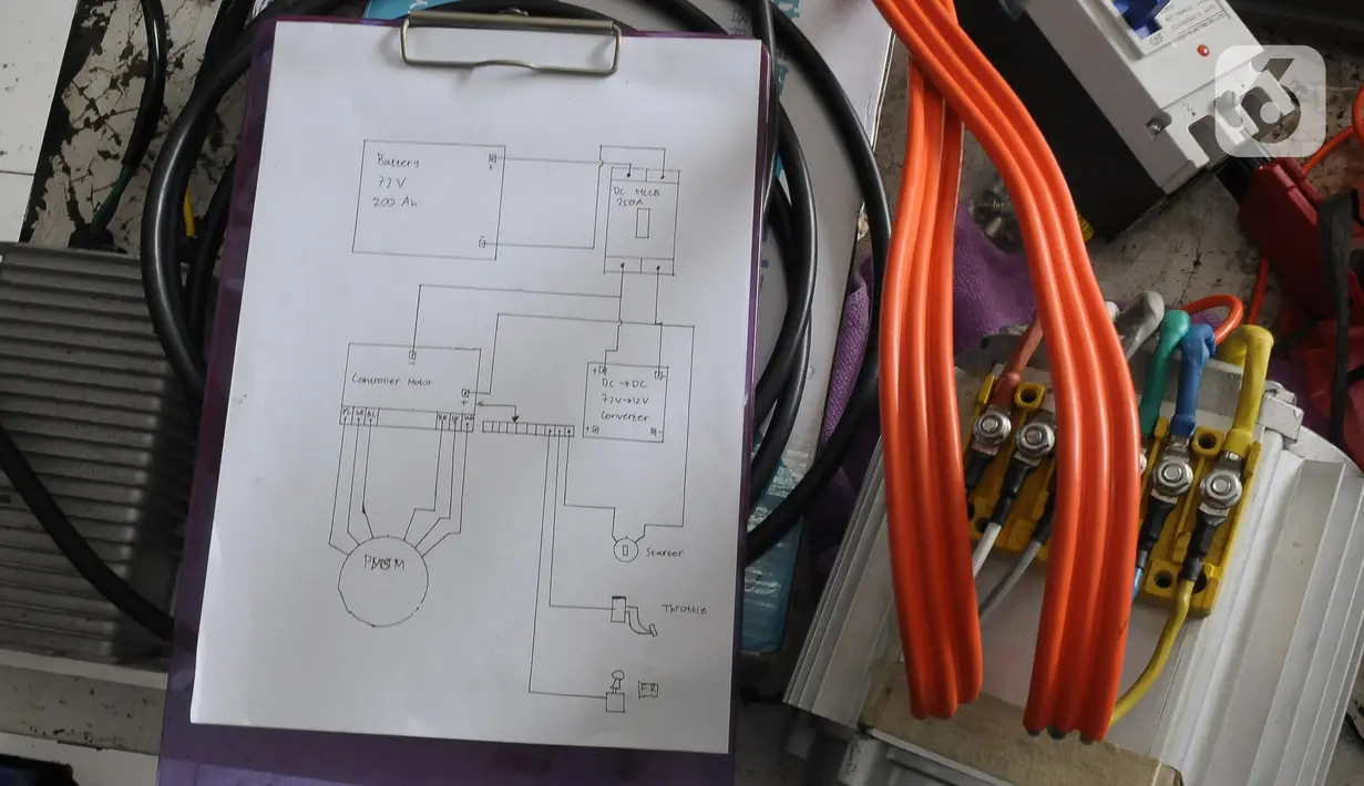 Terkait konversi kendaraan berbahan bakar minyak menjadi kendaraan listrik, PLN mendorong kepada para siswa  melalui program ElVIS ((Electric Vehicle Conversion) mampu melakukan kegiatan  produksi mobil listrik konversi. (merdeka.com/Imam Buhori)