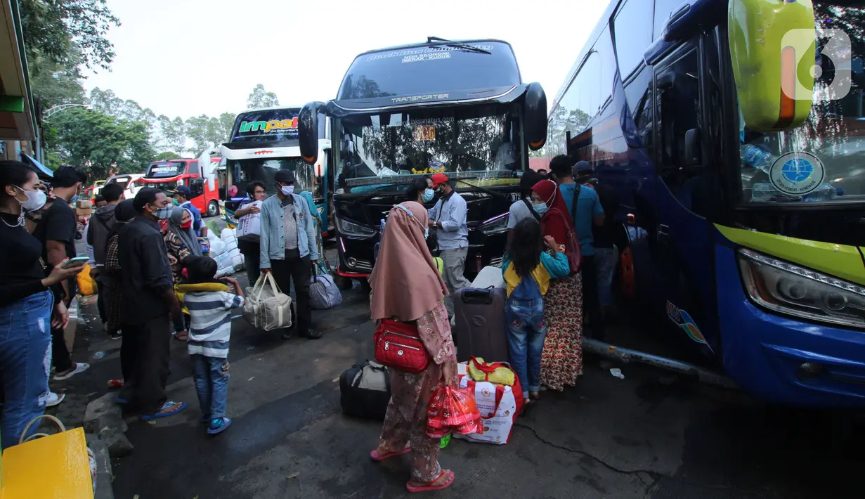 Sejumlah calon penumpang yang akan mudik ke kampung halaman saat ingin menaiki bus antar kota antar provinsi di Terminal Poris Plawad, Tangerang, Banten, Jumat (30/4/2021). (Liputan6 com/Angga Yuniar)