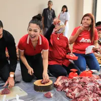 Sama seperti tahun-tahun sebelumnya, pada momen Hari Raya Idul Adha tahun 2017 ini, Nikita Willy memanfaatkan untuk berbagi pada sesama. Nikita juga terlihat antusias membantu didampingi kekasihnya. (Adrian Putra/Bintang.com)