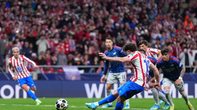 Eksekusi penalti Julian Alvarez di laga Atletico Madrid vs Arsenal di leg 1 semifinal Liga Champions 2025/2026 di Riyadh Air Metropolitano, Kamis (30/04/2026) dini hari WIB.