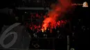 Meski sudah ada larangan dari panita pelaksana pertandingan namun masih saja ada suporter yang nekad membakar flare saat laga Persija vs Semen Padang di stadion GBK Jakarta (Liputan6.com/Helmi Fithriansyah)