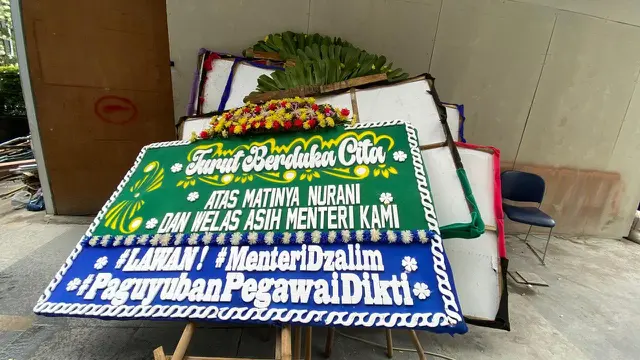 Sejumlah ASN menggelar demo di Kantor Kementerian Pendidikan Tinggi, Sains, dan Teknologi (Kemendikti Saintek) dengan nada satir menyindir Mendikte Saintek Satryo Soemantri Brodjonegoro.