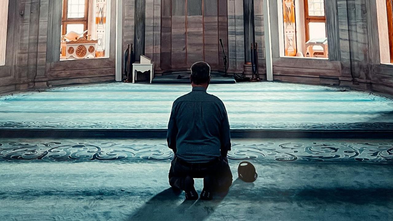 19. "Saat kamu mengharapkan untuk jadi yang terbaik tapi kamu hanya ada di pertengahan, maka bersyukurlah kamu bukan yang terburuk."