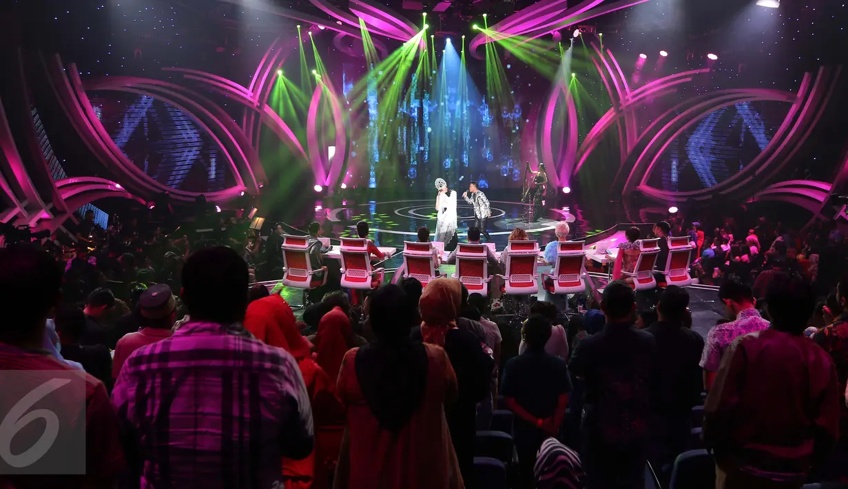 Danang, asal Indonesia saat berduet dengan pedangdut Iyeth Bustami dalam Grand Final D'Academy Asia 2015 Result Show di Studio 5 Indosiar, Jakarta, Selasa (29/12). (Liputan6.com/Herman Zakharia)