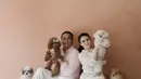 Kali ini, berkonsep minimalis, ia tampak manis dengan nuansa pastel. Chen gunakan dress putih sedangkan Fritz Hutapea dalam balutan kemeja pink dan celana putih. [Foto: Instagram/ Chen Giovani]