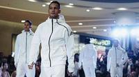 Raphael Maitimo berjalan di atas catwalk untuk salah satu brand olahraga ternama. (Dok.pribadi)