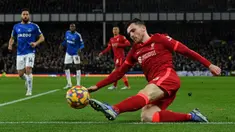 Meski beberapa kali didera cedera pada musim ini, Andrew Robertson tetaplah merupakan bek kiri andalan Liverpool. Ia merupakan sosok disiplin dalam bertahan dan sangat berkontribusi dalam penyerangan. Malam nanti, Robertson akan jadi lawan berat untuk Reece James dan Hakim Ziyech. (AFP/Paul Ellis)