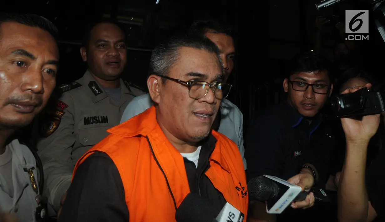 Bupati Muara Enim Ahmad Yani berjalan memasuki kendaraan tahanan usai menjalani pemeriksaan di Gedung KPK, Jakarta, Selasa (3/9/2019). Ahmad Yani terjaring OTT KPK terkait dugaan suap proyek dinas Pekerjaan Umum Kabupaten Muara Enim senilai Rp130 Milyar. (merdeka.com/Dwi Narwoko)
