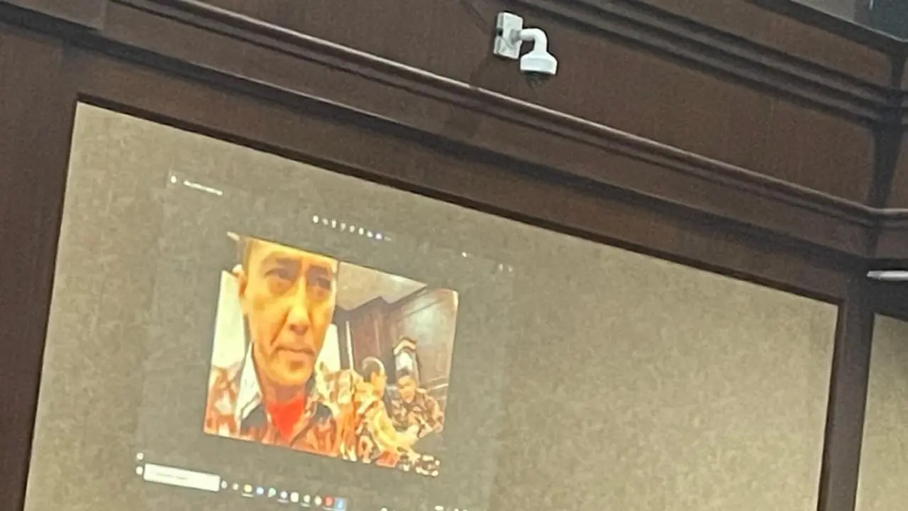 Foto Harun Masiku ditampilkan dalam sidang Hasto Kristiyanto.