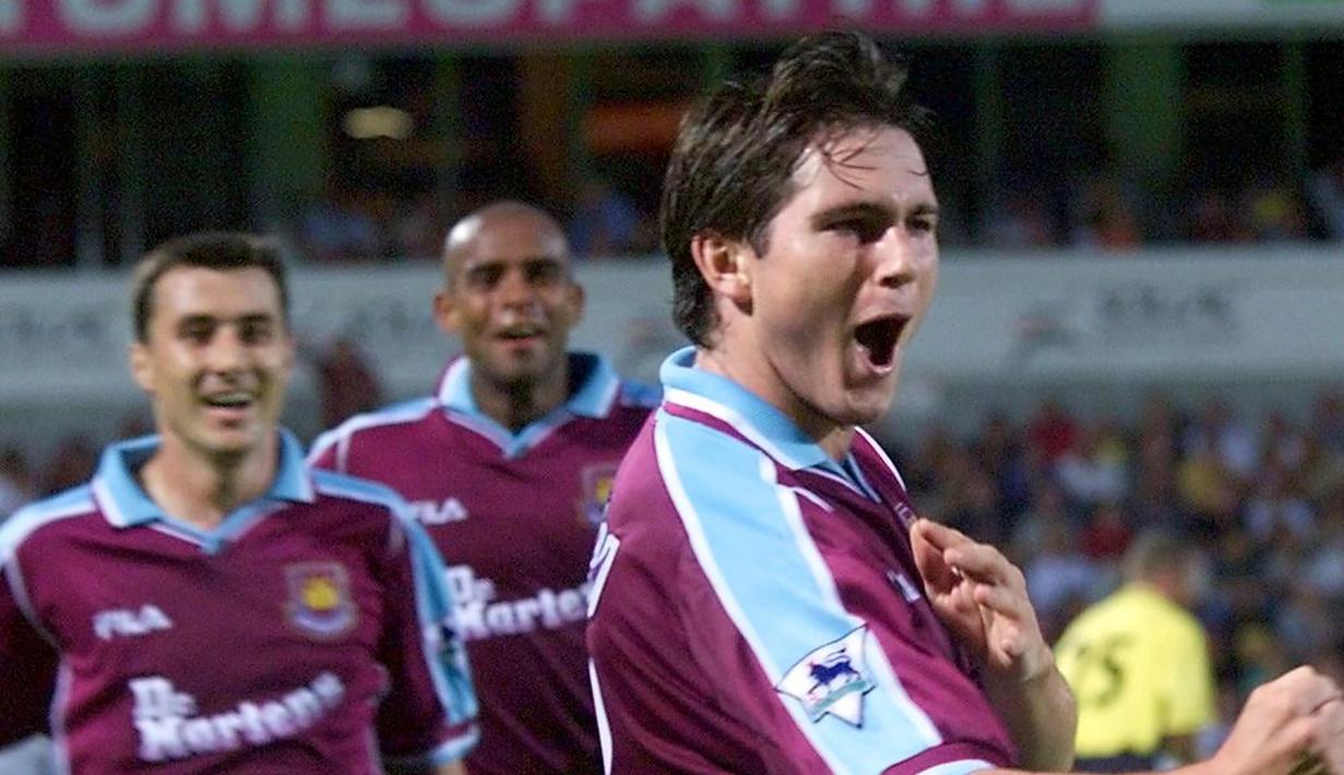 Frank Lampard mengawali karir di tim remaja West Ham United pada tahun 1994 saat sang ayah menjadi asisten pelatih. Pada Oktober 1995 ia dipinjamkan ke klub divisi 2, Swansea City dan melakukan debut saat mengalahkan Bradford City 2-0. (AFP/Franck Fife)
