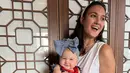Kini sudah menjadi seorang ibu, Nadine sering membagikan kesehariannya saat momong anak di Instagram. [Foto:IG/nadinelist].