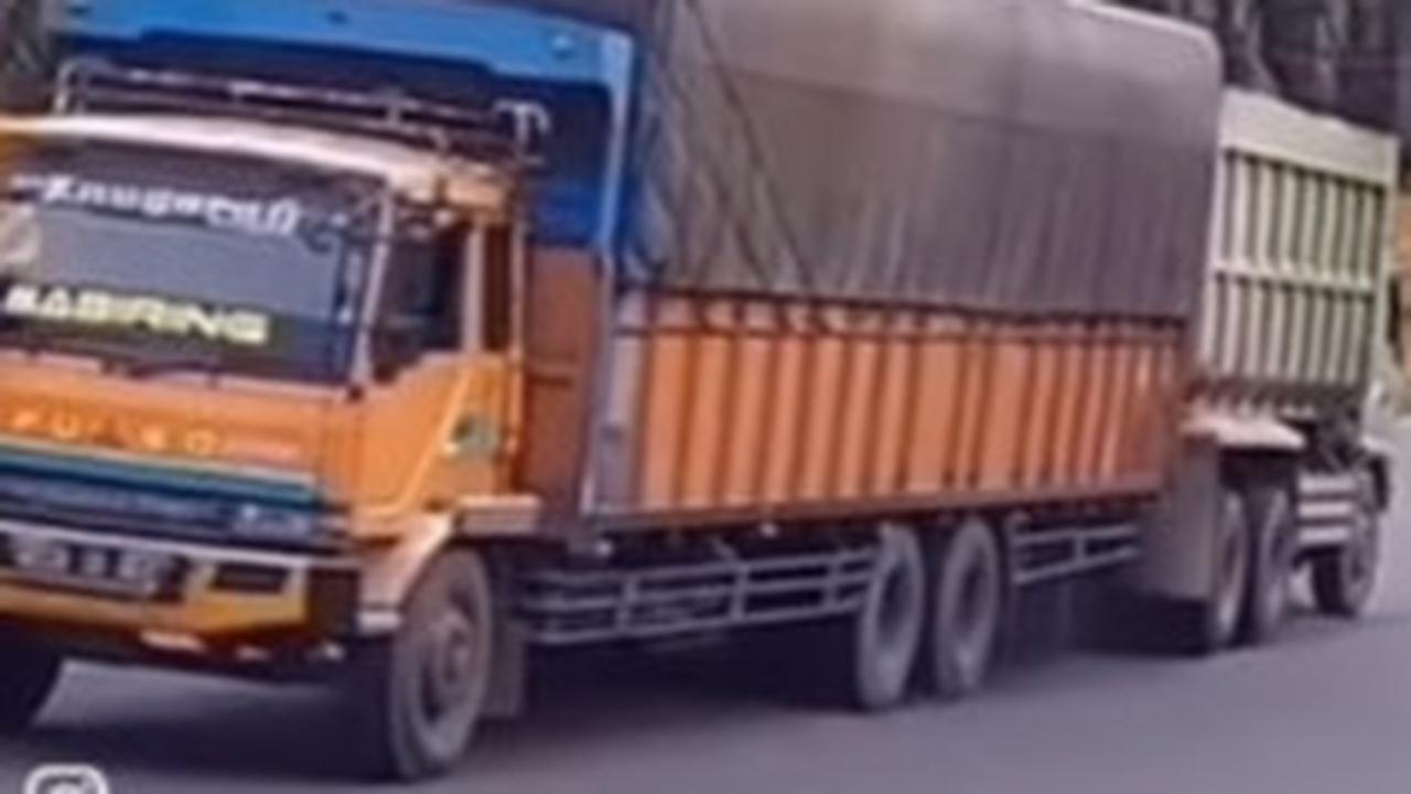 Polwan Cantik AKBP Netty Sampai Terpukau Sama Aksi Sopir Truk ini