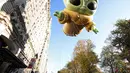 Balon Baby Yoda di Macy's Thanksgiving Day Parade 2022. (Foto: Charles Sykes/Invision/AP)