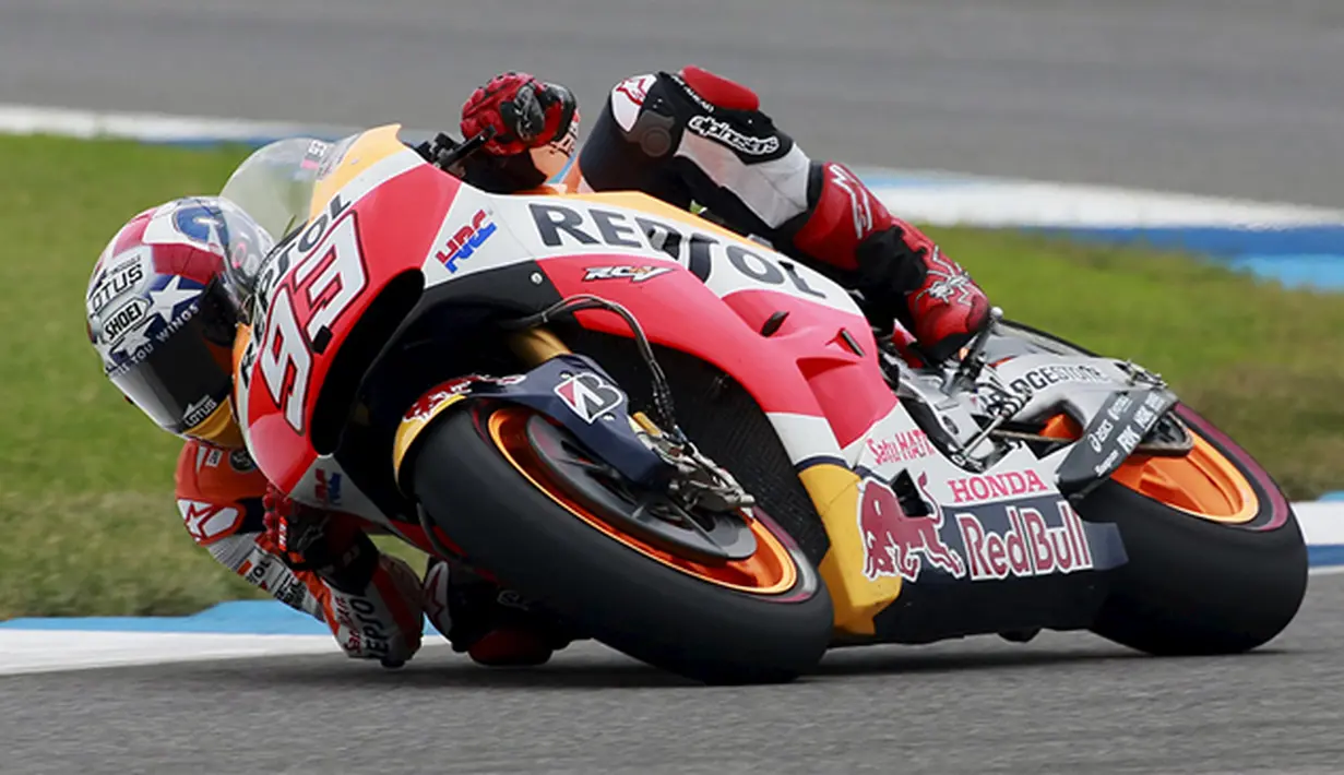 Pebalap Marc Marquez memacu motornya usai melewati tikungan pada MotoGP di Sirkuit Indianapolis, AS, Senin (10/8/2015). Pada balapan itu Marquez menjadi yang tercepat diikuti Lorenzo dan Rossi ditempat kedua dan ketiga. (Reuters/Brent Smith)