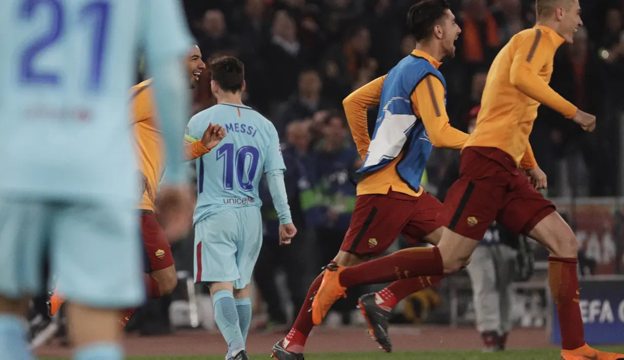 Striker  Barcelona, Lionel Messi, meninggalkan lapangan usai ditaklukkan AS Roma pada laga leg kedua perempat final Liga Champions, di Stadion Olimpico, Selasa (10/4/2018). AS Roma menang 3-0 atas Barcelona. (AP/Gregorio Borgia)