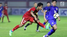 Pemain sayap Timnas Indonesia U-23, Osvaldo Haay mengoper bola saat uji coba melawan Thailand U-23 di Stadion PTIK, Jakarta, Kamis (31/5). Babak pertama, Indonesia U-23 ditahan imbang Thailaind U-23. (Liputan6.com/Helmi Fithriansyah)