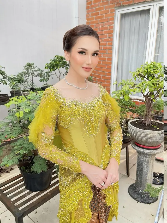 6 Potret Ayu Ting Ting dengan Kebaya dan Makeup Flawless saat Kondangan