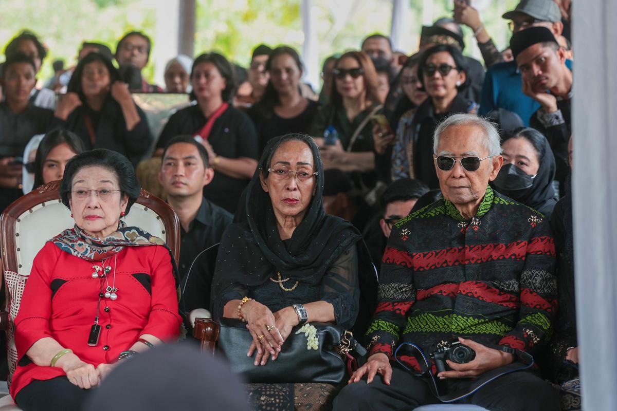 Guruh Soekarnoputra Dimakamkan di Samping Pusara Fatmawati