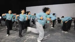 Sejumlah pemeran Home Sweet Loan The Musical berlatih adegan bersama di Jakarta, Senin (14/9/2026), menjelang pementasan di Graha Bhakti Budaya, Taman Ismail Marzuki. (KLY/Budy Santoso)