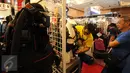 Beberapa pengunjung melihat-lihat kelengkapan olahraga selam yang dipasarkan pada pameranDeep & Extreme Indonesia 2016 di JCC, Jakarta, Sabtu (2/4/2016). Pameran ini juga memasarkan kelengkapan olahraga ekstrim. (Liputan6.com/Helmi Fithriansyah)