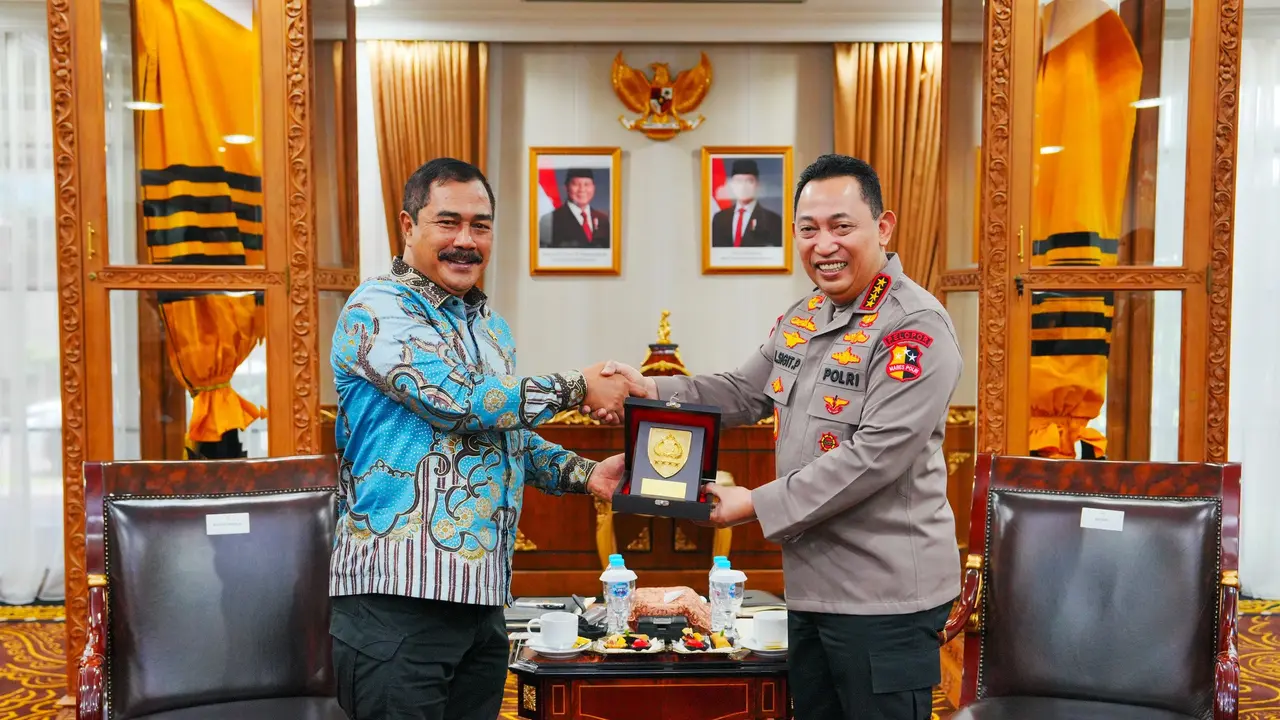 Kapolri Jenderal Listyo Sigit Prabowo menerima audiensi Menteri Imigrasi dan Pemasyarakatan (Imipas) Agus Andrianto, Mabes Polri, Jakarta Selatan, Jumat (14/2/2025). (Liputan6.com/Nanda Perdana Putra)