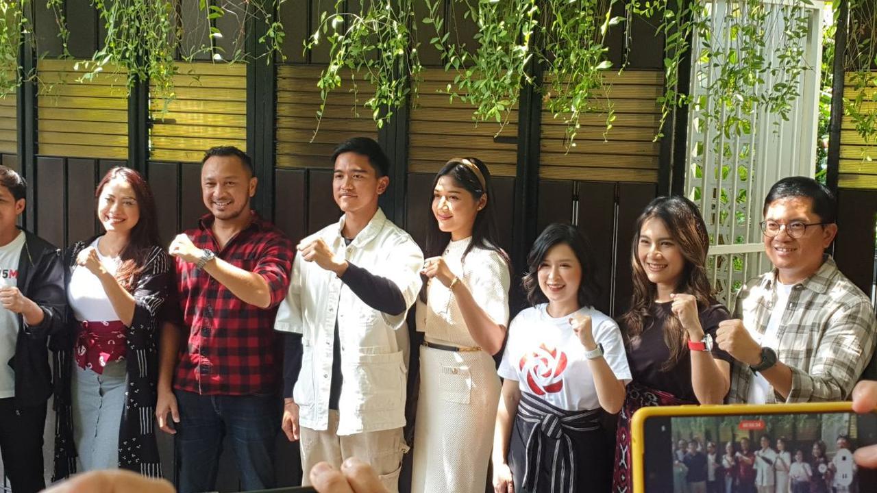 Saat ditanyakan perbedaan partai tersebut, Kaesang menjawab dengan santai. Dia ingin menunjukkan saat ini sudah berbeda KK (kepala keluarga) dan hanya Erina Gudono saja anggota keluarganya.<br>