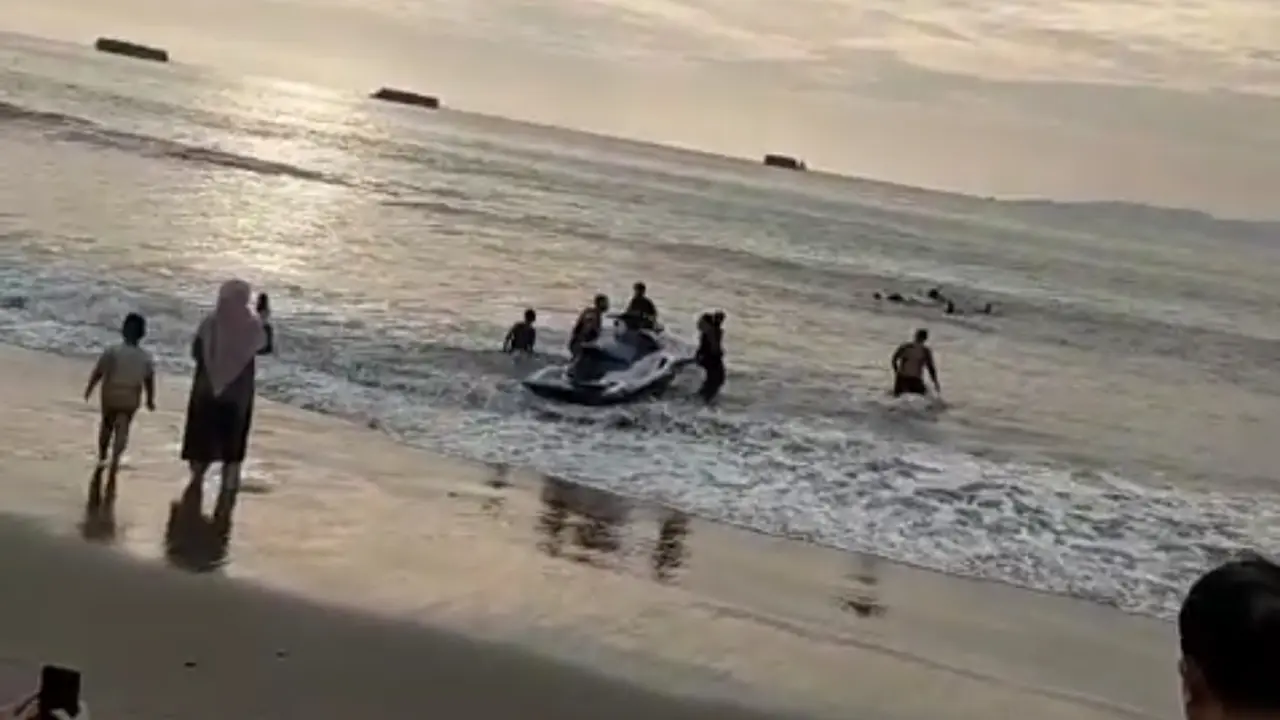 Seorang wisatawan mancanegara asal Arab Saudi, Al Muhanna Hasan Radhi,  tewas setelah jetski yang dikemudikannya terbalik diterjang ombak besar di Pantai Palabuhanratu, Sukabumi. (Liputan6.com/Fira Syahrin)