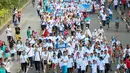 Acara puncak Hari Kesehatan Nasional Ke-51 di Silang Monas diramaikan dengan acara jalan sehat, Jakarta, Minggu (6/12/2015). Acara tersebut dihadiri sebanyak 2000 peserta. (Liputan6.com/Faizal Fanani)