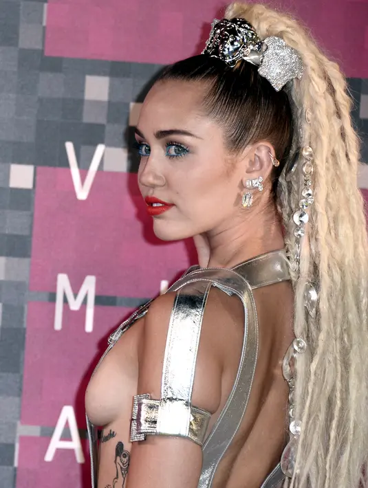 Mengikuti penjualan platinumnya pada 2013 lalu, Bangerz, kini Miley menyuguhkan 23 lagu terbaru. (Bintang/EPA)