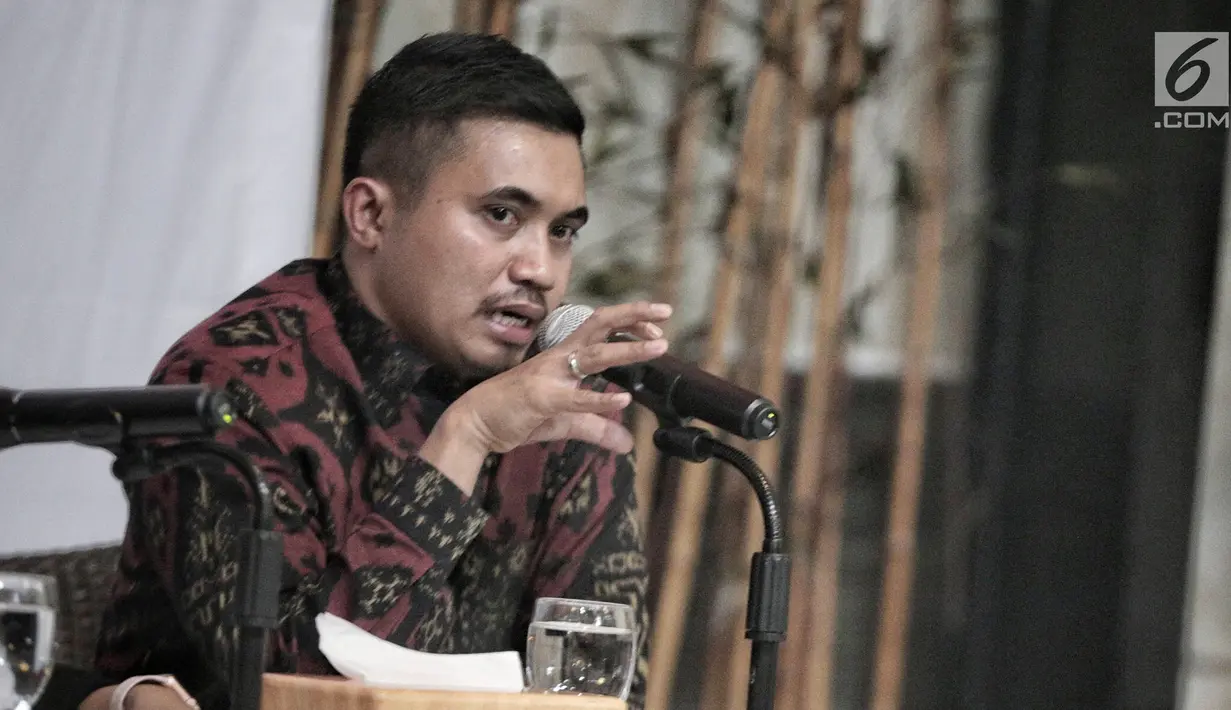 Peneliti LSI Adjie Alfarabby memberikan paparan  hasil survei terkait pemenang pascadebat pertama pilpres di Jakarta, Rabu (30/1). Pada debat pertama terdapat enam indikator penilaian, lima diantaranya dimenangkan Jokowi-Amin. (Liputan6.com/Faizal Fanani)