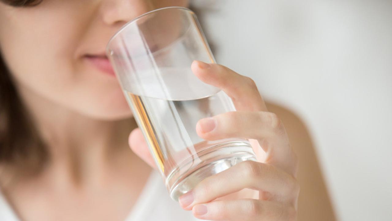 Pilih Minum Air Dingin atau Hangat saat Berbuka? Ketahui Manfaat dan Efek Sampingnya