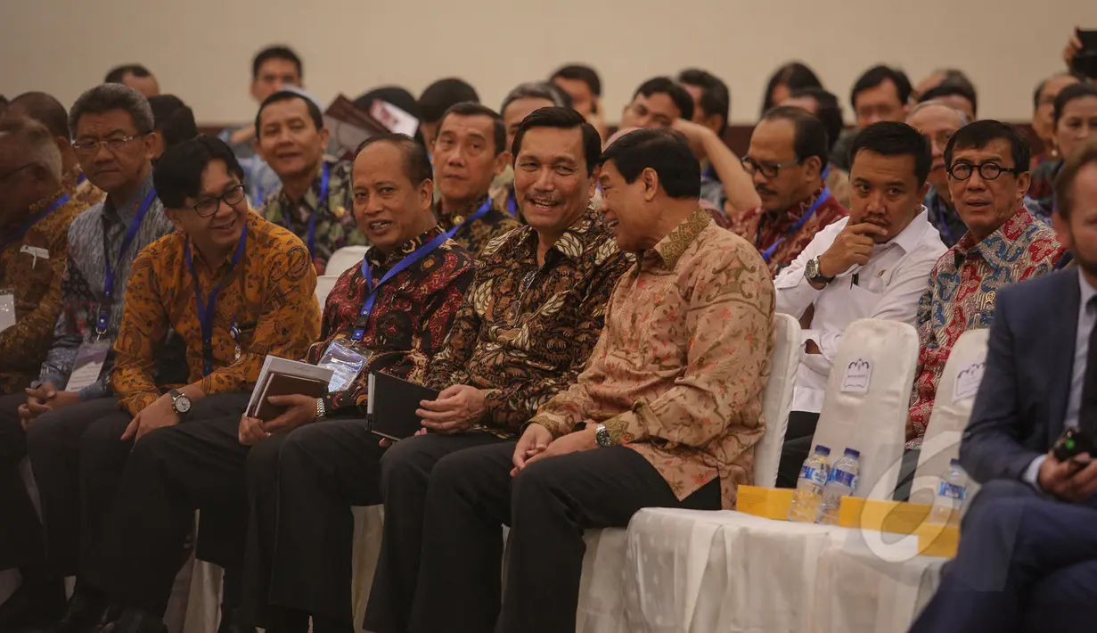 Sejumlah pejabat negara menghadiri peluncuran Inpres tentang Aksi Pencegahan dan Pemberantasan Korupsi di Kantor Kementerian PPN/Bappenas, Jakarta, Selasa (26/5/2015). Inpres dimaksud adalah Inpres Nomor 7 Tahun 2015. (Liputan6.com/Faizal Fanani)