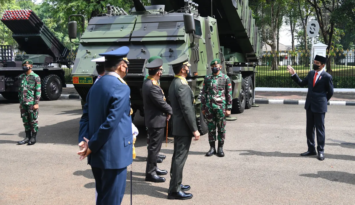 Presiden Joko Widodo atau Jokowi (kanan) berbincang dengan sejumlah perwira militer saat meninjau pameran Alutsista TNI pada upacara HUT ke-76 TNI di halaman Istana Merdeka, Jakarta, Selasa (5/10/2021). (Foto: Istana Kepresidenan)
