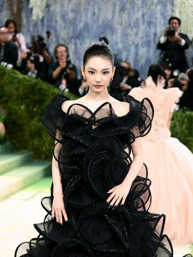 Ningning aespa debut di Met Gala 2026. Photo by MIKE COPPOLA / GETTY IMAGES NORTH AMERICA / GETTY IMAGES VIA AFP