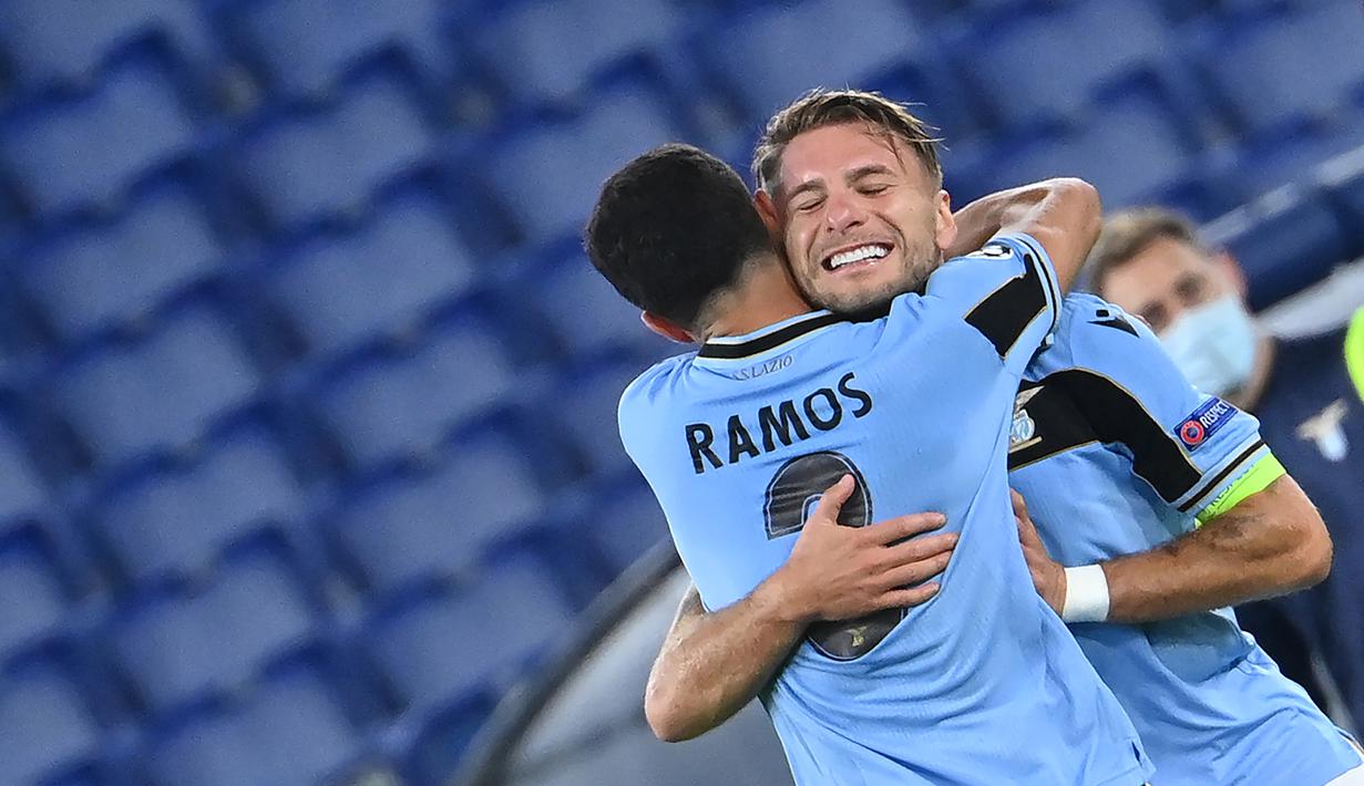 Penyerang Lazio, Ciro Immobile, merayakan gol saat menghadapi Borussia Dortmund pada laga Grup F Liga Champions 2020/2021 di Stadion Olimpico, Rabu (21/10/2020) dini hari WIB. Lazio menang 3-1 atas Borussia Dortmund. (AFP/Alberto Pizzoli)