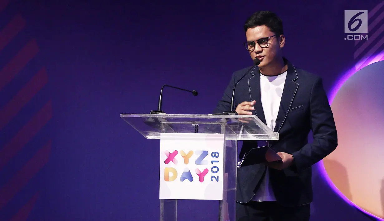 Konten Kreator Arief Muhammad memberi sambutan saat menerima penghargaan kategori Best Creator For Lifestyle dalam acara XYZ DAY 2018 Creator Award di The Hall Senayan City, Jakarta, Rabu (25/4). (Liputan6.com/Herman Zakharia)