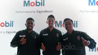 Pemain Bali United, I Gede Sukadana, (kanan), Irfan Bachdim (tengah) dan Yabes Roni (kiri) hadir pada peluncuran Varian Mobil SuperBox dan Program Mobil Vaganza di The Dharmawangsa, Jakarta, Rabu (17/5/2017). (Bola.com/Nicklas Hanoatubun)