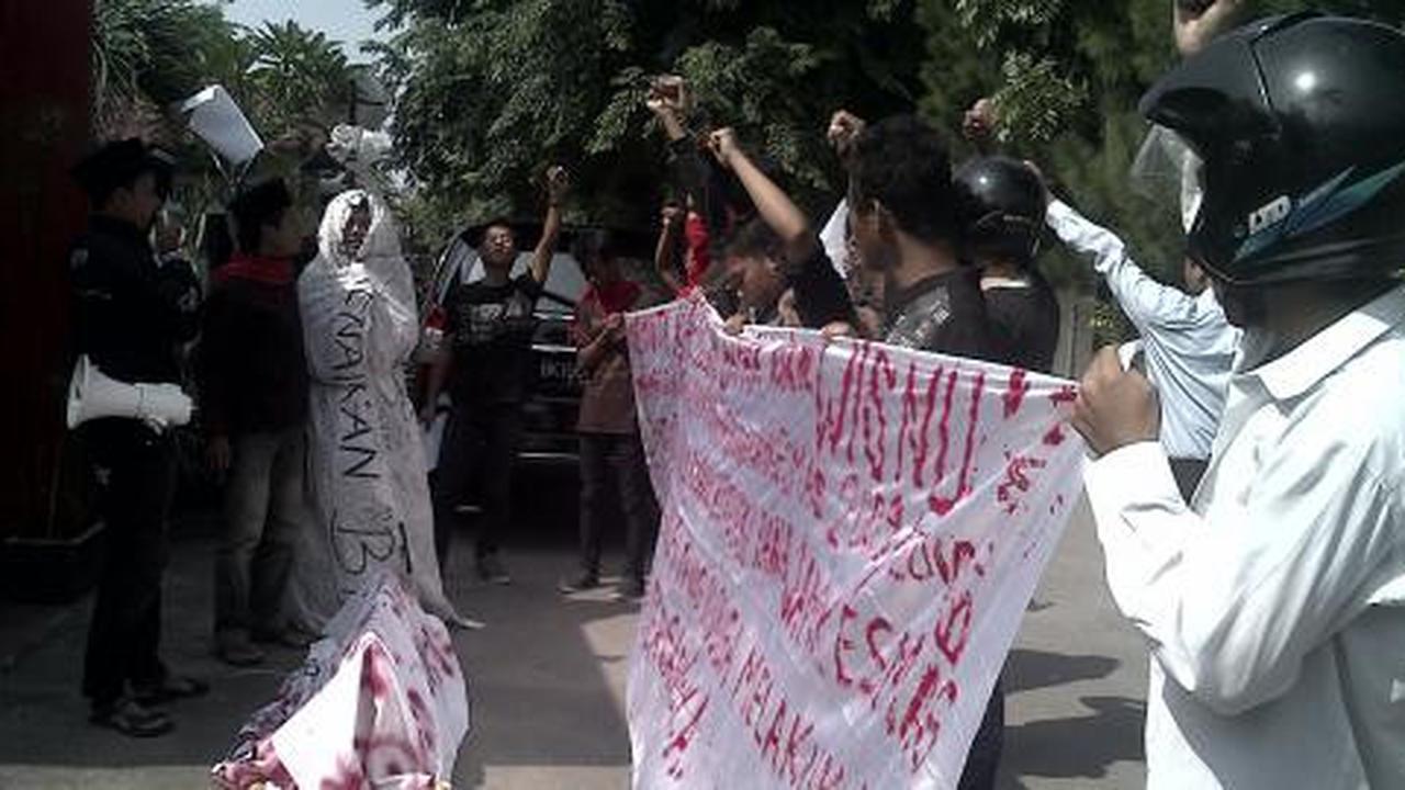 Tersangka korupsi masih bebas, pocong pun demo