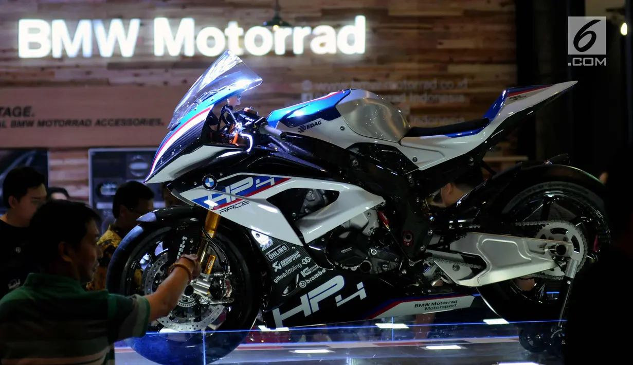 Pengunjung melihat-lihat motor BMW HP4 Race yang dipamerkan di Indonesia International Motor Show 2018 di JIExpo, Jakarta, Jumat (20/4). HP4 Race adalah motor sport dengan kekuatan mesin 1.000cc. (Liputan6.com/Helmi Fithriansyah)