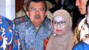 Ditemani Ibu Mufidah Kalla, Wakil Presiden terpilih, Jusuf Kalla (kiri), menghadiri acara nonton bareng film Tabula Rasa di Jakarta, (15/9/2014). (Liputan6.com/Helmi Fithriansyah)