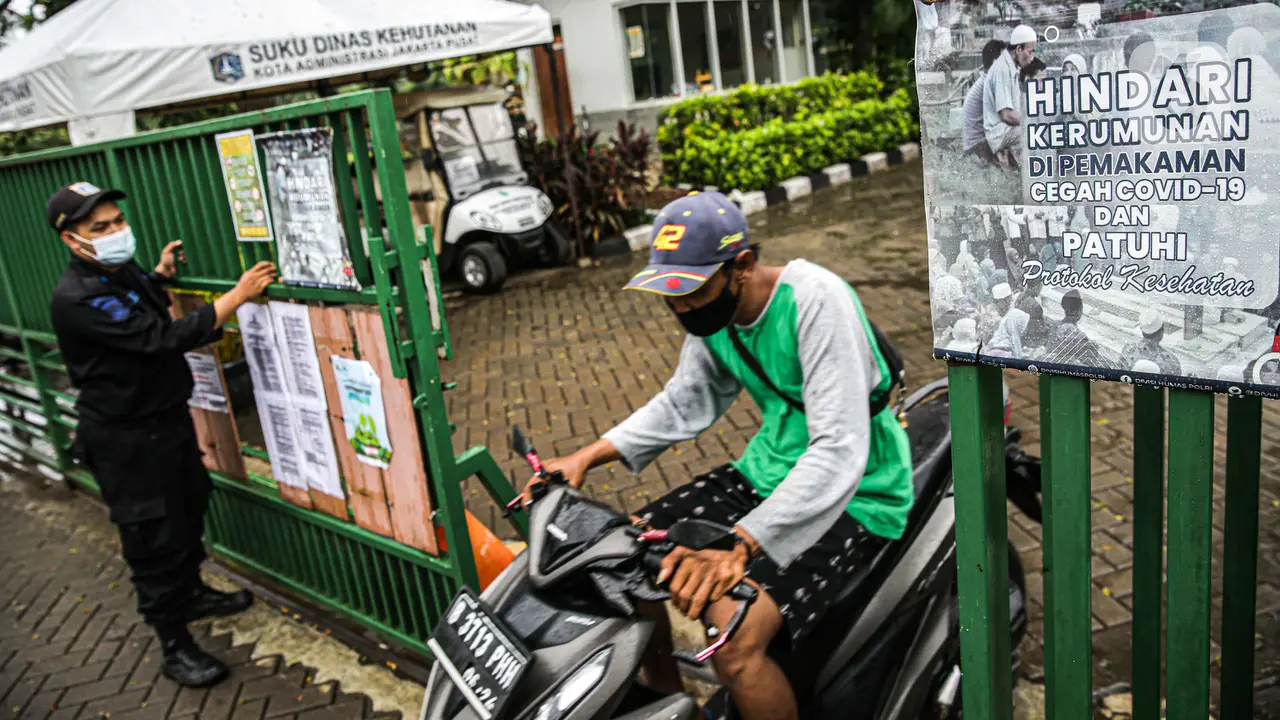 FOTO: Tekan Penularan COVID-19, TPU Karet Bivak Tutup Sementara