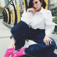 Kiki Amalia masih dirundung duka lantaran sang ayah meninggal dunia pada Selasa (1/5/2018) kemarin. Terlepas dari itu, sosok Kiki yang kian dirindukan pun kerap menjadi sorotan soal gaya berbusananya. (Instagram/kikiamaliaworld)