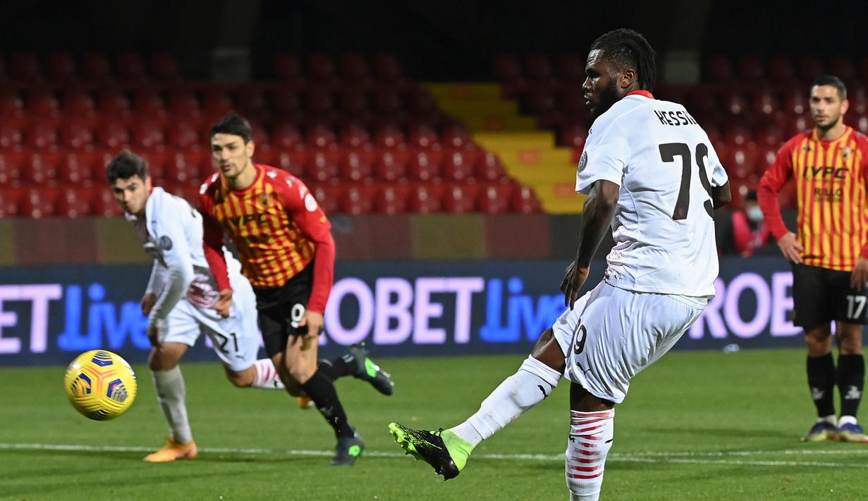 Gelandang AC Milan, Franck Kessie melakukan eksekusi penalti yang berbuah gol pertama timnya ke gawang Benevento dalam laga lanjutan Liga Italia 2020/21 pekan ke-15 di Ciro-Vigorito, Minggu (3/1/2021). AC Milan menang 2-0 atas Benevento. (AFP/Andreas Solaro)