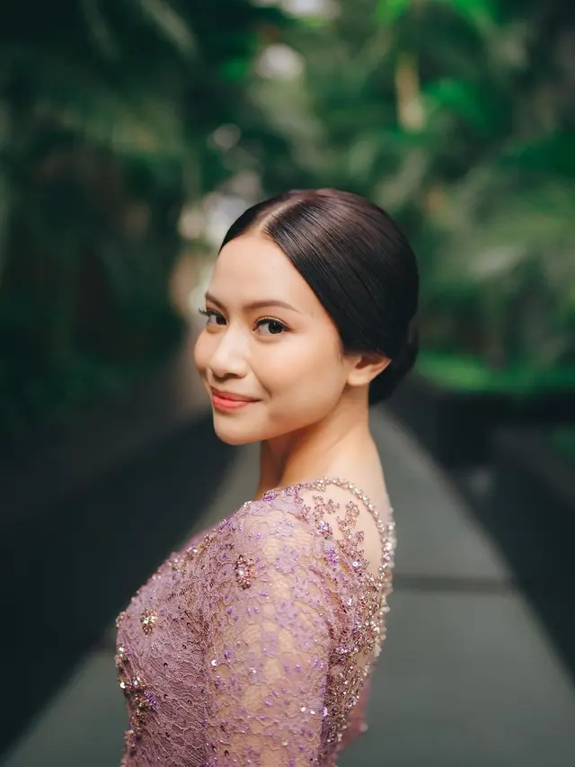 6 Pesona Anggun Hanggini Kenakan Kebaya Dusty Purple saat jadi Bridesmaid Pernikahan Sahabat