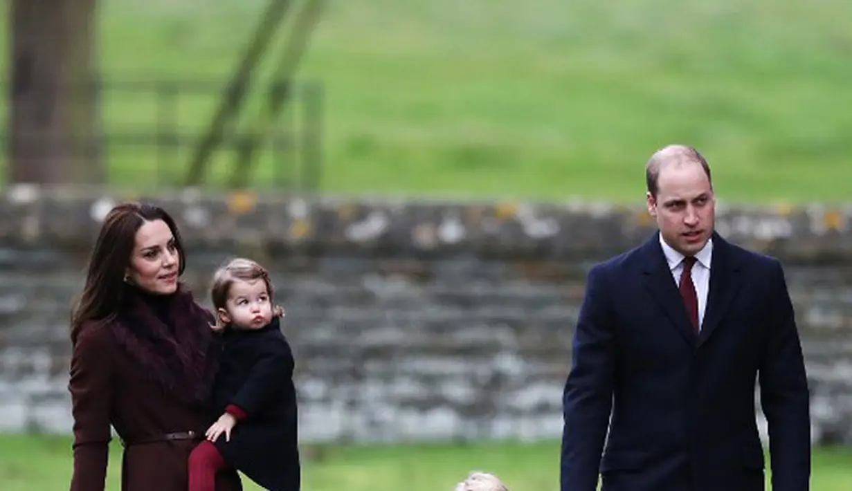 Kedatangan Pangeran William dan Kate Middleton bersama kedua anaknya Charlotte dan George saat itu kabarnya membuat masyarakat di sekitar Gereja senang, terlebih melihat aksi lucu ke dua anaknya. (AFP/Bintang.com)
