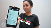 Seorang wanita memperlihatkan fitur pada aplikasi Go-Busway di Balai Kota Jakarta, Rabu (28/10/2015). Aplikasi Go-Busway untuk memudahkan pengguna Go-Jek mengetahui jam prakiraan kedatangan busway. (Liputan6.com/Gempur M Surya)