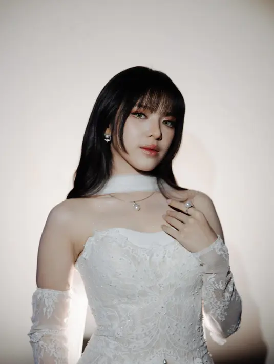Dipadu dengan seledang tulle, lengan panjang transparan bermotif renda dan perhiasan mutiara. Mempertegas kesan anggun bak bidadari turun ke bumi. [@tiaraandini]